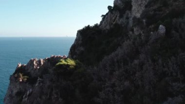 Tekneler ve yatlarla tarihi göl üzerinde insansız hava aracı. Capo Vaticano, İtalya 'nın Calabria kentindeki Ricadi Belediyesi' nde. Güneşli bir yaz günü. Hava Görünümü