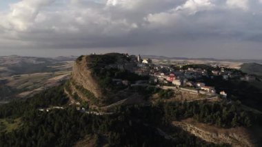 Bulutlu bir günde, dağlardaki tarihi Avrupa şehrinin üzerinde insansız hava aracı. Hava Görünümü