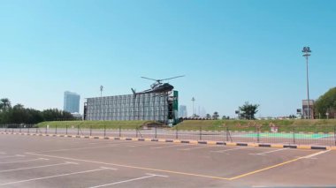 Dubai 'ye turistlerle küçük özel bir helikopter yolculuğu. Güneşli bir yaz günü. Yavaş Hareket