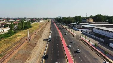 Otoyolun üzerinde bir dron. Güneşli bir yaz günü. Hava Görünümü