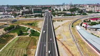 Yoldan geçen arabalarla köprüden geçeceğiz. Hava Görünümü