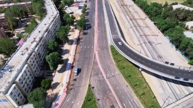 Yoldan geçen arabalarla köprüden geçeceğiz. Hava Görünümü