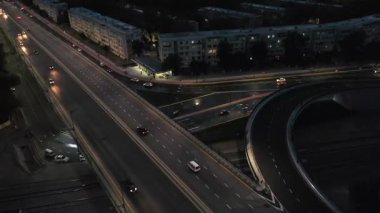 Yoldan geçen arabalarla bir gece köprüsünün üzerinde insansız hava aracı. Hava Görünümü