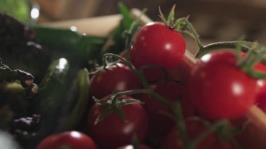 Şef, eldivenli bir sepet ottan domates topluyor. Yavaş Hareket, Kapat.