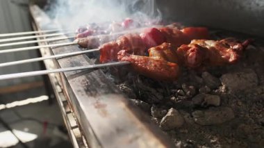 Tavuk, et ve ciğer kebabı açık ızgarada kömürle kızartılır. Yavaş Hareket, Kapat.