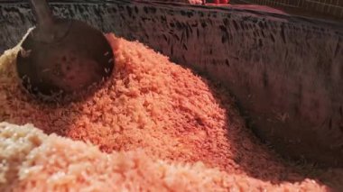 Şef büyük bir pilav kazanında slotlu kaşıkla pilav karıştırır. Yavaş Hareket, Kapat.