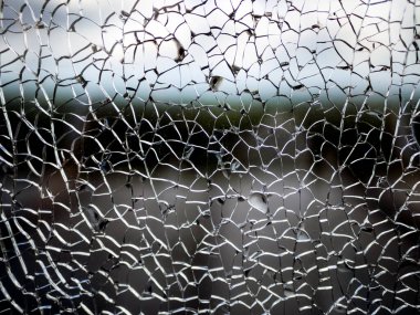 Keskin kırıkları olan kırık bir cam. Arkaplan için kullanışlı doku örtüsü. 