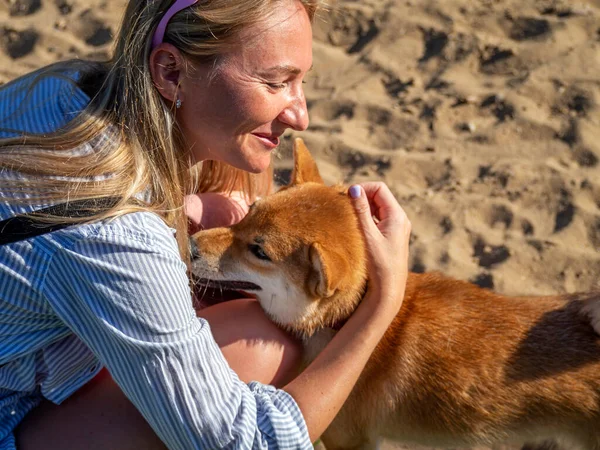 Kadın parkta Shiba Inu köpeğiyle oynuyor.. 