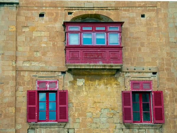 Malta Valletta 'da yapılan geleneksel ahşap balkonlarla binanın ön cephesinin bir parçası..