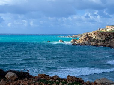 Golden Bay plajı, Malta adaları. Rüzgârlı bulutlu havada manzara