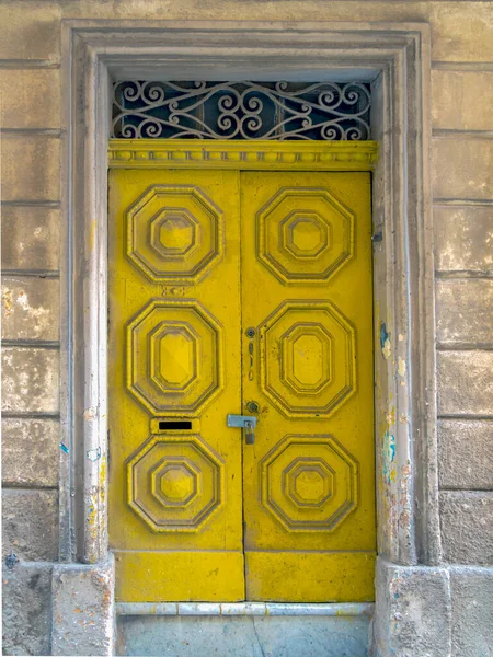 关闭地中海岛屿马耳他地中海建筑文化的复古风格的大门 高质量的照片 — 图库照片