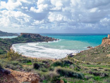 Golden Bay plajı, Malta adaları. Rüzgârlı bulutlu havada manzara