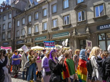 TALLINN, ESTONIA - 10 Haziran 2023: Eşcinsel özgürlük ve çeşitlilik geçidi, mutlu katılımcılar yürüyüşü. Baltık Gururu, her yıl düzenlenen LGBT festivali.