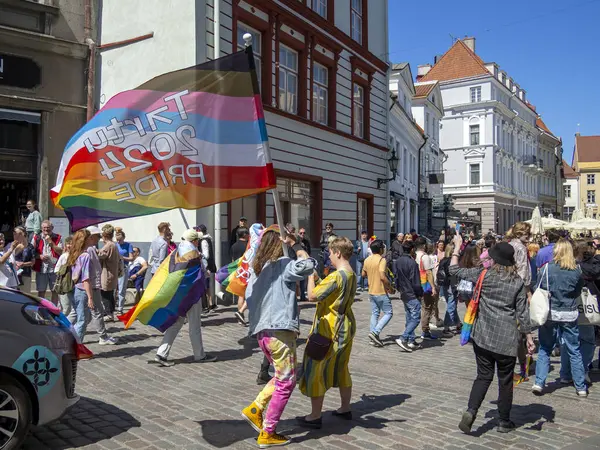TALLINN, ESTONIA - 10 Haziran 2023: Eşcinsel özgürlük ve çeşitlilik geçidi, mutlu katılımcılar yürüyüşü. Baltık Gururu, her yıl düzenlenen LGBT festivali.
