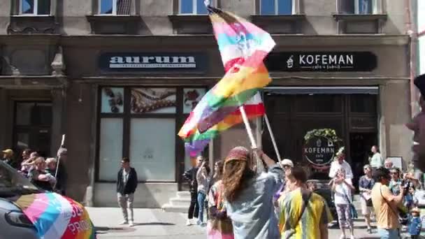 テルリン エストニア ジュニア 2023 自由と多様性のゲイプライドパレード 幸せな参加者ウォーキング バルトプライドは毎年Lgbtフェスティバルです — ストック動画