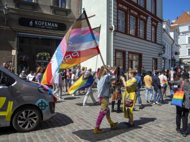 TALLINN, ESTONIA - 10 Haziran 2023: Eşcinsel özgürlük ve çeşitlilik geçidi, mutlu katılımcılar yürüyüşü. Baltık Gururu, her yıl düzenlenen LGBT festivali.
