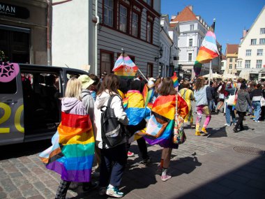 TALLINN, ESTONIA - 10 Haziran 2023: Eşcinsel özgürlük ve çeşitlilik geçidi, mutlu katılımcılar yürüyüşü. Baltık Gururu, her yıl düzenlenen LGBT festivali.