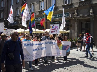 TALLINN, ESTONIA - 10 Haziran 2023: Eşcinsel özgürlük ve çeşitlilik geçidi, mutlu katılımcılar yürüyüşü. Baltık Gururu, her yıl düzenlenen LGBT festivali.