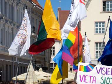 TALLINN, ESTONIA - 10 Haziran 2023: Eşcinsel özgürlük ve çeşitlilik geçidi, mutlu katılımcılar yürüyüşü. Baltık Gururu, her yıl düzenlenen LGBT festivali.