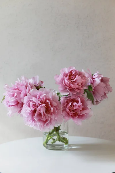 Bouquet Fleurs Pivoine Rose Pastel Dans Vase Verre Sur Fond — Photo