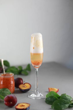 Bellini erikleri kristal bardakta şampanya kokteyli ve gri masada taze meyveler. Yüksek kalite fotoğraf