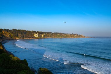 Puchuncavi kıyısındaki uçurumların arkasında Horcon kasabası, Şili