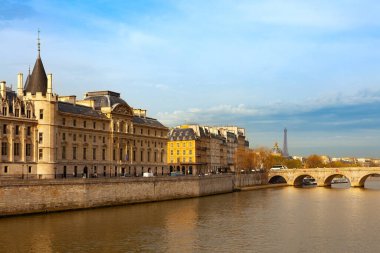 Adalet Sarayı 'ndaki Conciergerie ve Seine Nehri üzerindeki Pont Neuf Köprüsü, Ile de la Cite, Paris, Fransa