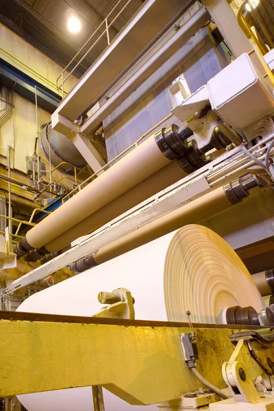 Μεγάλα Ρολά Χαρτιού Που Βγαίνουν Από Μηχανήματα Εργοστάσιο Χαρτοποιίας — Φωτογραφία Αρχείου