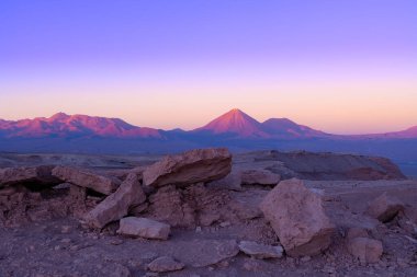 Licancabur volkanı ve altiplano Atakama Çölü, Şili 'de alacakaranlıkta.
