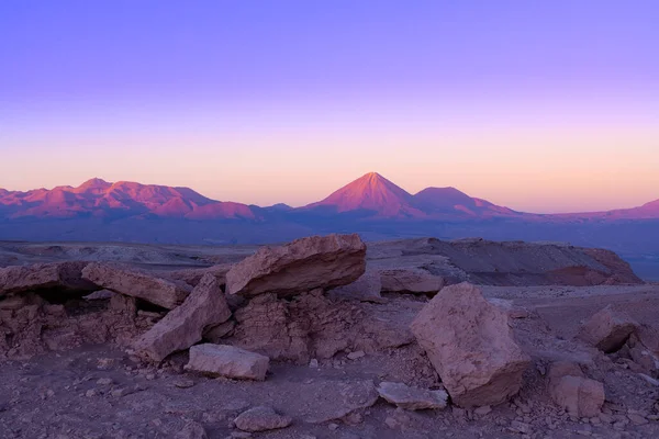 Ηφαίστειο Licancabur Και Altiplano Σούρουπο Στην Έρημο Atacama Της Χιλής — Φωτογραφία Αρχείου
