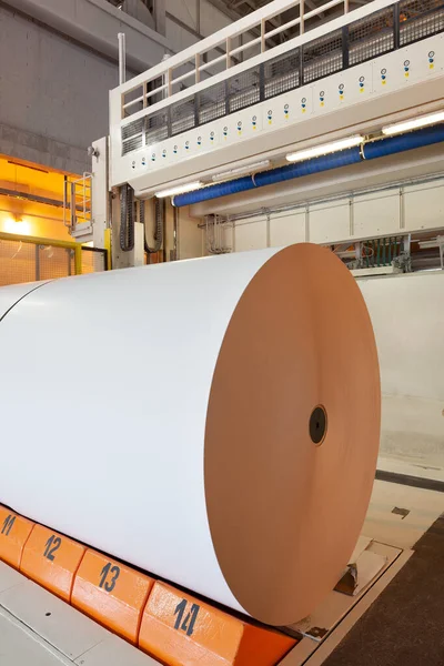 Μεγάλα Ρολά Χαρτιού Που Βγαίνουν Από Μηχανήματα Εργοστάσιο Χαρτοποιίας — Φωτογραφία Αρχείου