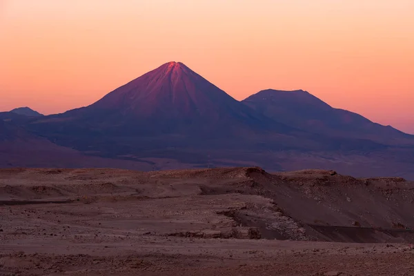 Вулкан Ликанкабур Альтиплано Сумерках Пустыне Атакама Чили — стоковое фото