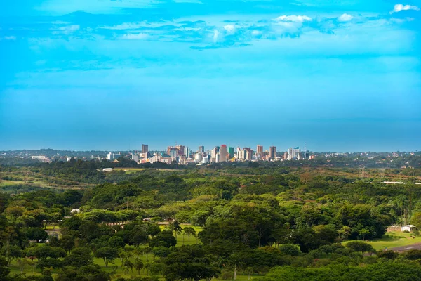 Foz Iguazu市的天际线 免版税图库照片