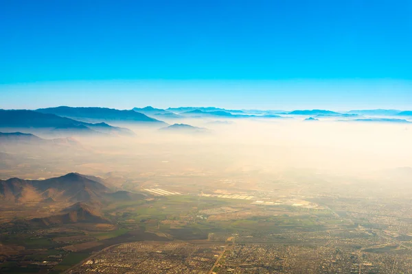 Letecký Pohled Santiago Chile Pod Vrstvou Smogu Uvězněného Mezi Kopci — Stock fotografie