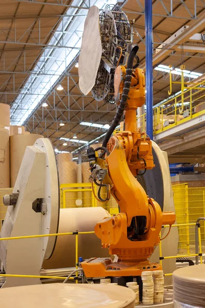Ένα Ρομποτικό Μπράτσο Συσκευάζει Μεγάλα Ρολά Χαρτιού Ένα Εργοστάσιο Χαρτοποιίας — Φωτογραφία Αρχείου