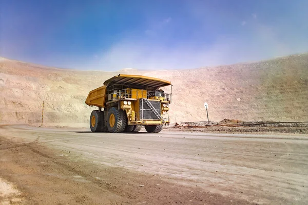 智利一个露天铜矿的巨型垃圾车 — 图库照片