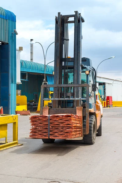 Forklift Transporting Copper Cathodes Plant Copper Mine — Stock Photo, Image