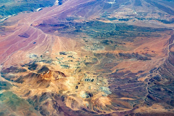 チリのアタカマ砂漠にある銅鉱山の空中写真 — ストック写真