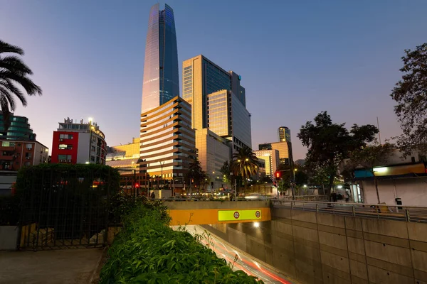 Felhőkarcolók Épületek Providencia Kerületben Santiago Chilében Alkonyatkor — Stock Fotó