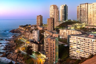 Valparaiso Bölgesi, Şili 'deki kum tepelerinden Concon' daki binaların görüntüsü