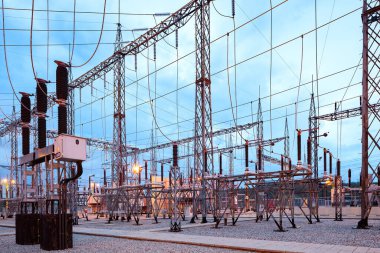 Alacakaranlıkta aydınlatılmış elektrik santrali.