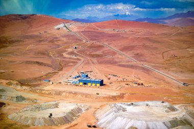 Kuzey Şili 'deki Atacama Çölü altiplanosundaki bakır madenindeki uzun bir taşıma bandının hava görüntüsü.. 