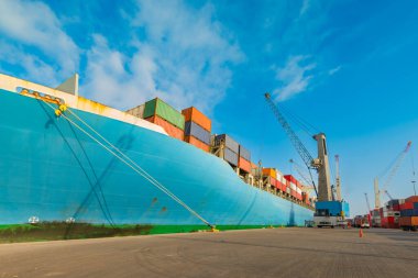 Kargo gemisi Şili 'deki limanda konteynırlarla boşaltılıyor.