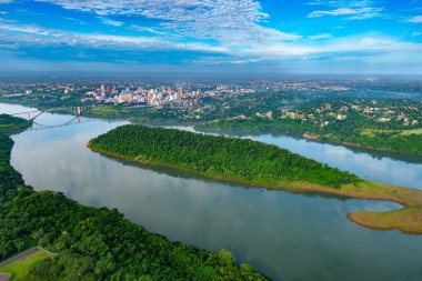 Paraguay şehri Ciudad del Este ve Friendship Köprüsü 'nün Paraguay ve Brezilya' yı Parana Nehri üzerinden bağlayan hava görüntüsü..