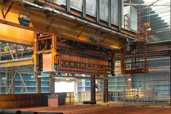 Деталь медных катодов на электротонущем заводе в медной шахте в Чили.