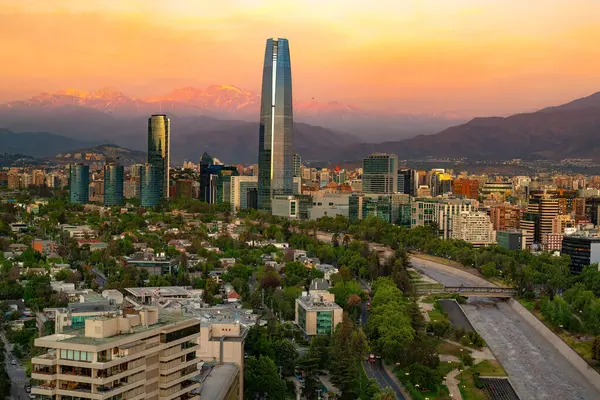 圣地亚哥 智利的全景与安第斯山脉山脉在后面 免版税图库图片