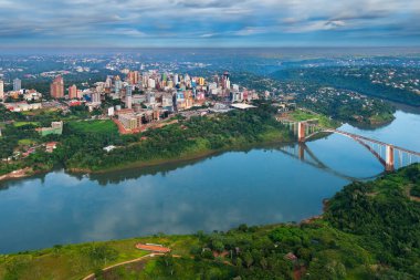 Paraguay şehri Ciudad del Este ve Friendship Köprüsü 'nün Paraguay ve Brezilya' yı Parana Nehri üzerinden bağlayan hava görüntüsü.,.