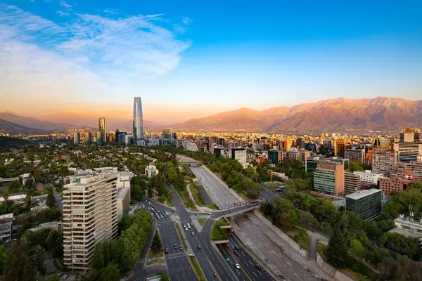 Panorama Von Santiago Chile Mit Dem Andengebirge Hinteren Teil lizenzfreie Stockfotos