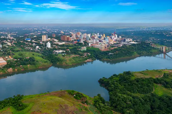 通过巴拉那河边界连接巴拉圭和巴西的巴拉圭东城和友谊桥的空中景观 图库图片