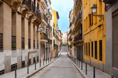 Madrid, İspanya 'da geleneksel İspanyol mimarisine sahip küçük bir sokak.